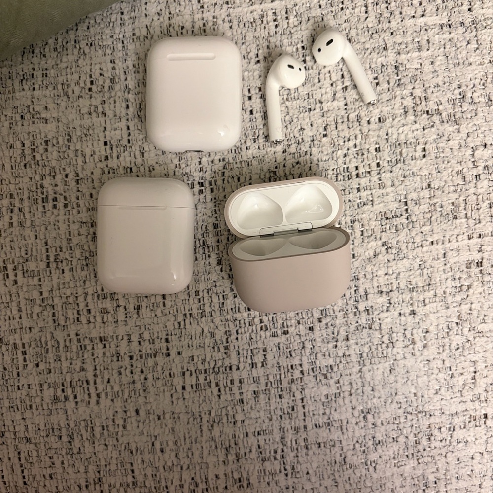 Apple AirPods bundle 3 pairs Great Condition